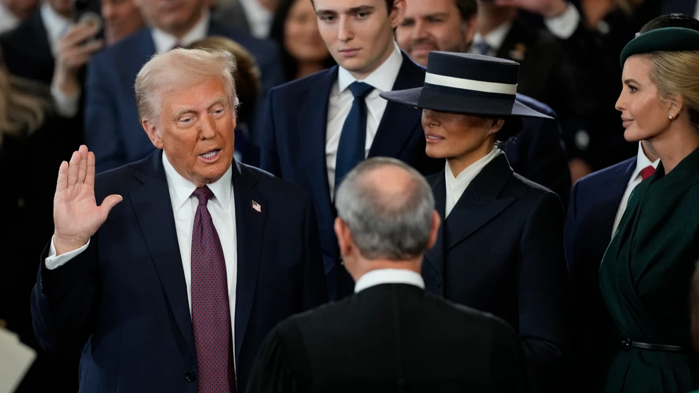 Americký prezident Donald Trump skladá prísahu do rúk predsedu Najvyššieho súdu USA Johna Robertsa