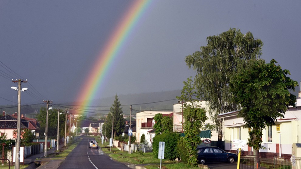 Dúha po búrke v obci Čerhov pri Trebišove.