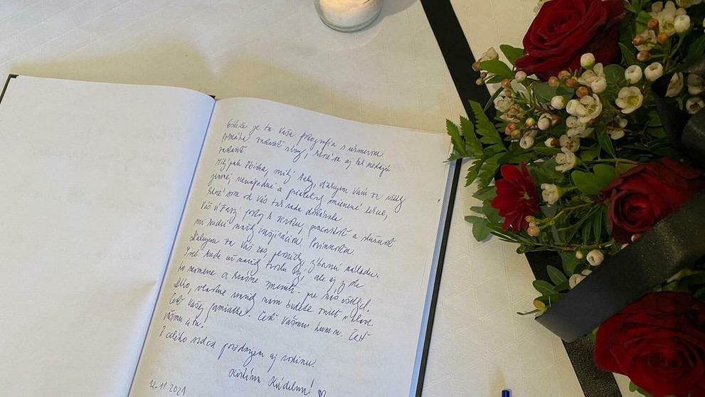 Kondolenčná kniha na slovenskom veľvyslanectve v Prahe.