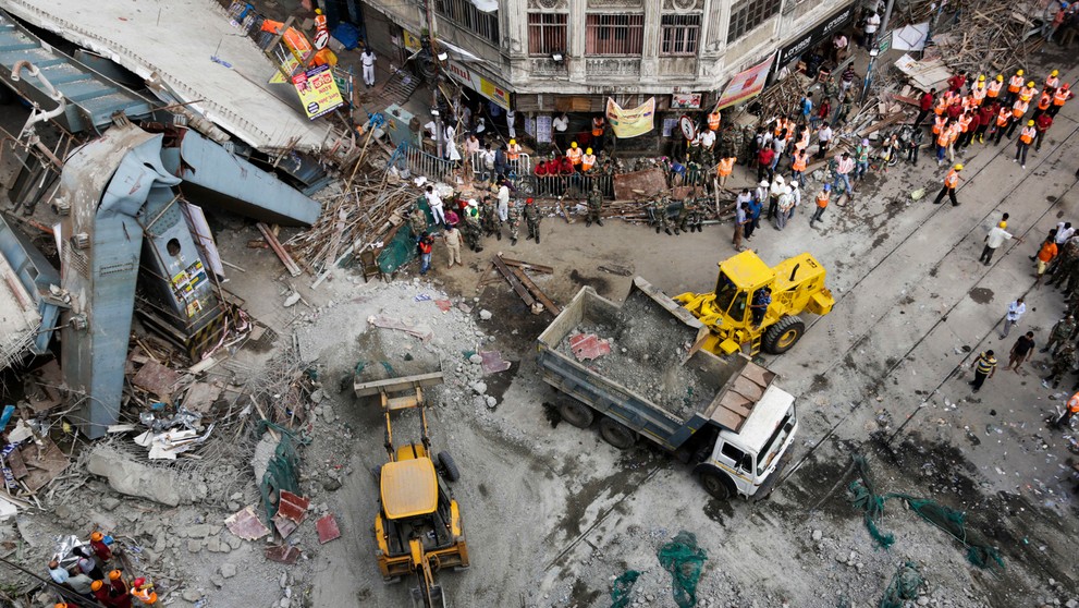 Zrútený nadjazd v Indii.