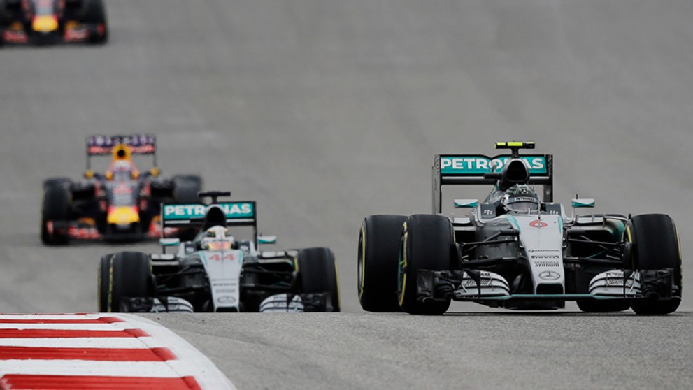 Jazdci tímu Mercedes Nico Rosberg (6), za ním Lewis Hamilton (44) na VC USA v Austine.