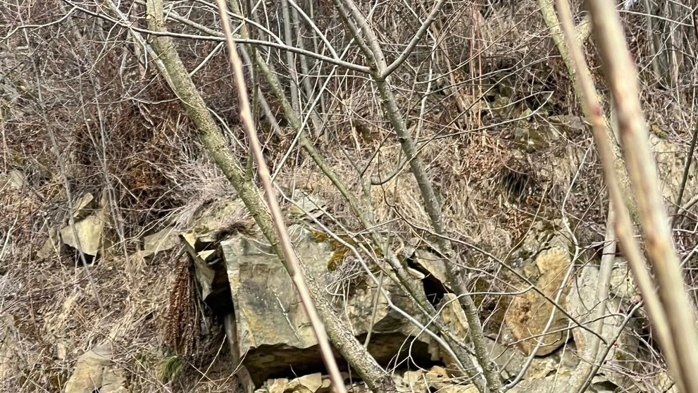 Zosunutý svah v obci Kolačkov.