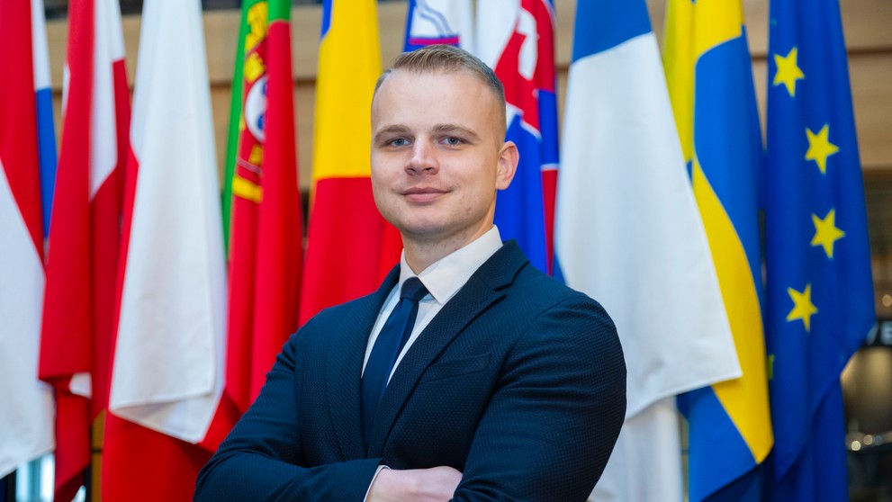 Na snímke europoslanec Milan Mazurek pózuje v budove Európskeho parlamentu.