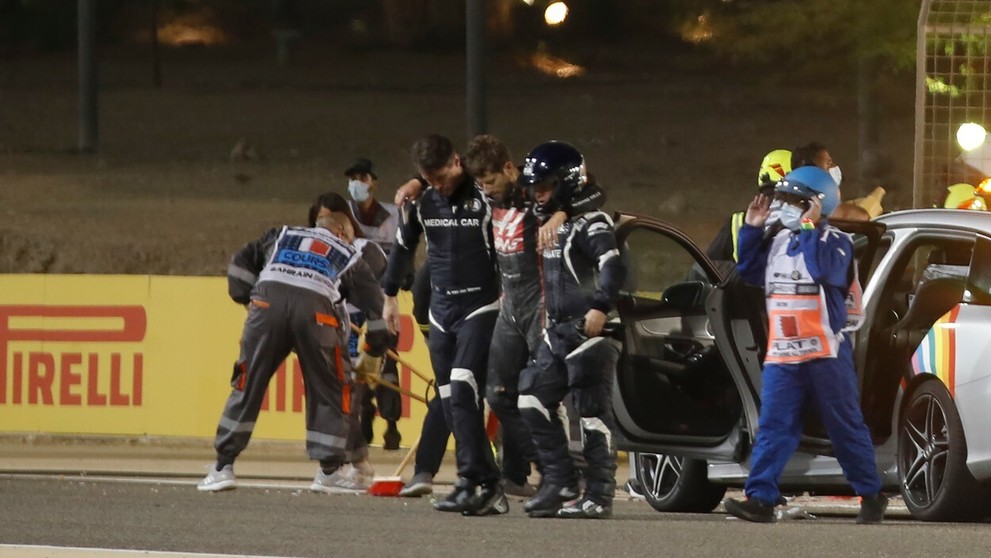 Mohutný požiar kokpitu Romaina Grosjeana.