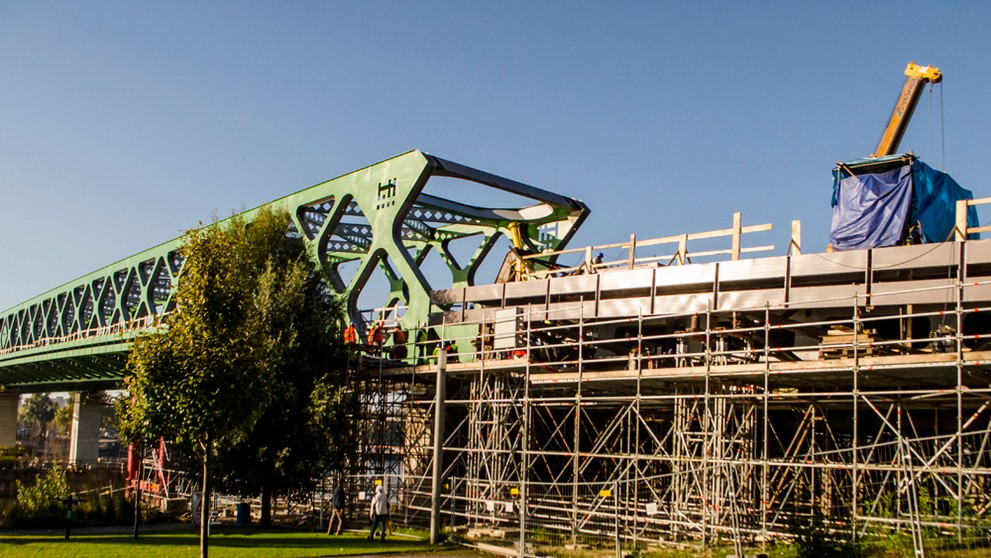 Starý most preklenul Dunaj.