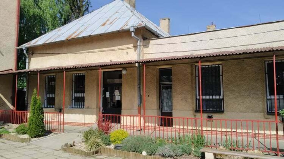 Poškodená stena po zemestrasení v 8. Základnej škole v Michalovciach.