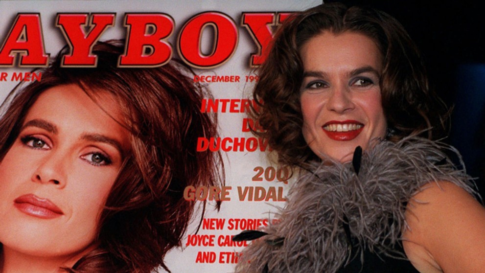 Katarína Wittová pózuje pred titulnou stránkou časopisu Playboy v kaviarni All-Star v New Yorku 4. novmbra 1998. 