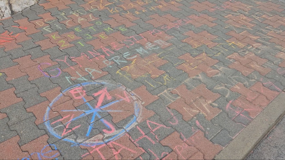 Popradčania vyzdobili chodník pred okresným úradom