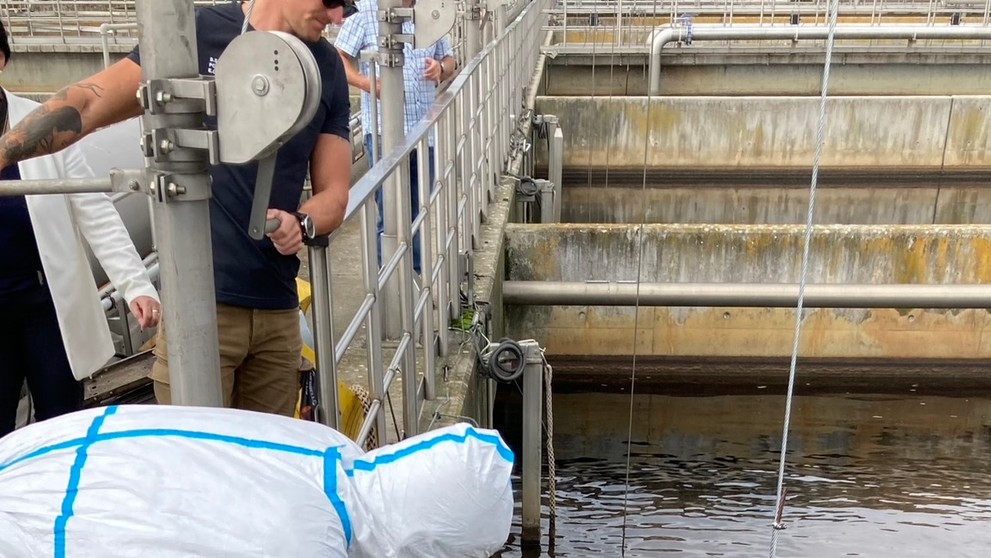 Českí potápači sa ponorili do nádrže s fekáliami