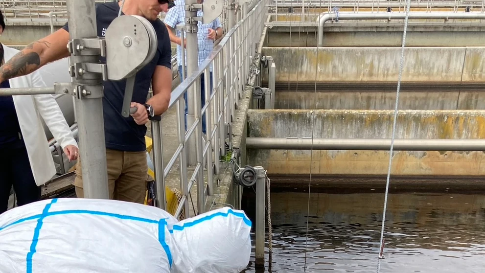 Českí potápači sa ponorili do nádrže s fekáliami