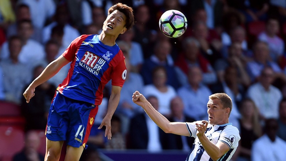 Lee Chung-yong (Crystal Palace) a vpravo hráč West Bromwich Albion Darren Fletcher.