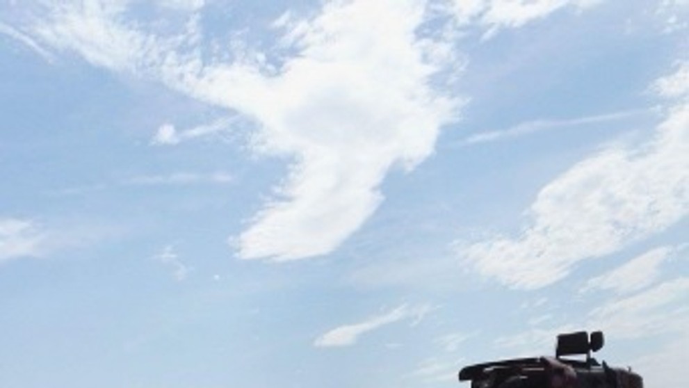 Kamión narazil do zvodidiel.