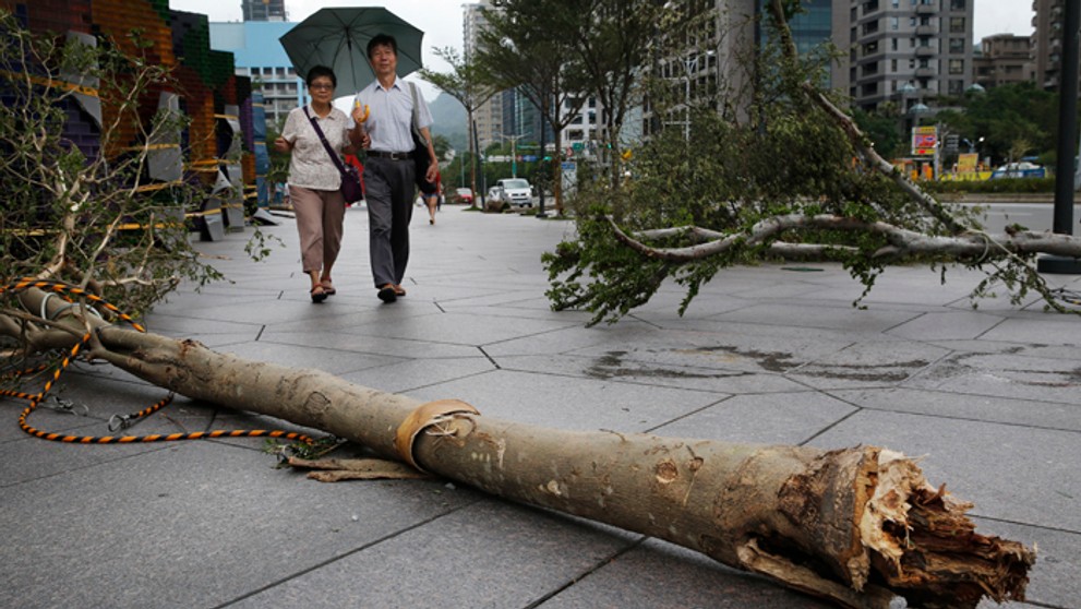 Najmenej dvoch mŕtvych, 324 zranených a státisíce ľudí bez elektriny alebo vody si v pondelok vyžiadal prechod tajfúnu Dujuan.