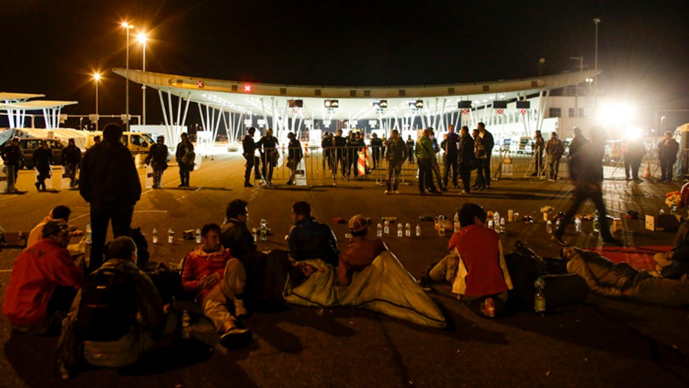 Migranti čakajúci na chorvátsko-slovinskej hranici v Obrežje.