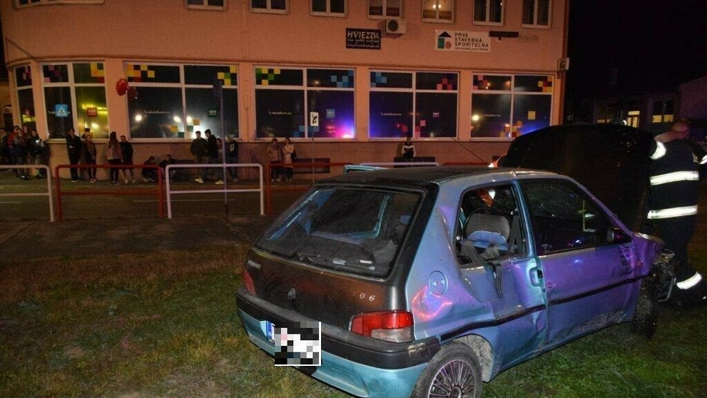 Býk na futbalovom ihrisku.