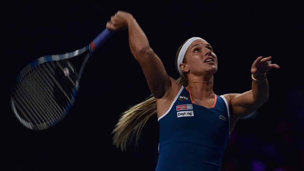 Dominika Cibulková v zápase proti Švajčiarke Belinde Benčičovej počas tenisovej exhibície Tennis Champions.