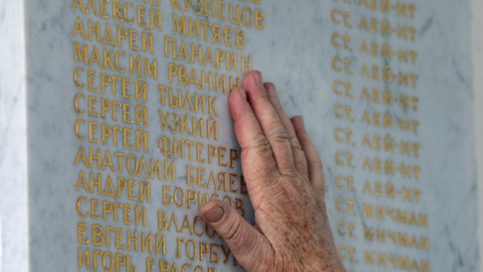 Vytesaný zoznam obetí havárie ruskej atómovej ponorky Kursk, v chráme sv. Mikuláša v Petrohrade (12.augusta 2010).