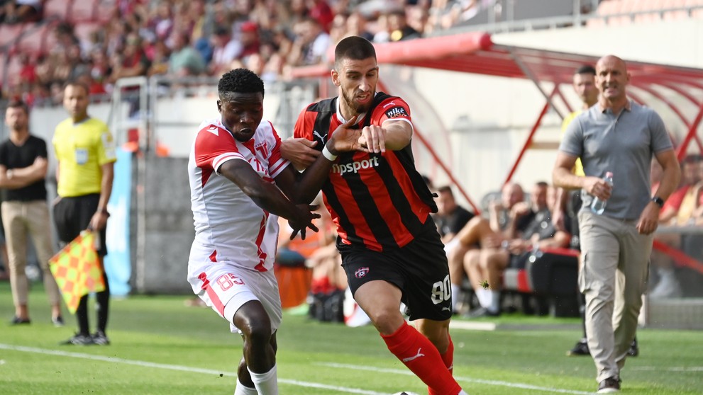 Vpravo hráč Trnavy Adrian Zeljkovič a Trenčan Emmanuel Uchegbu bojujú o loptu v 1. kole Niké ligy.