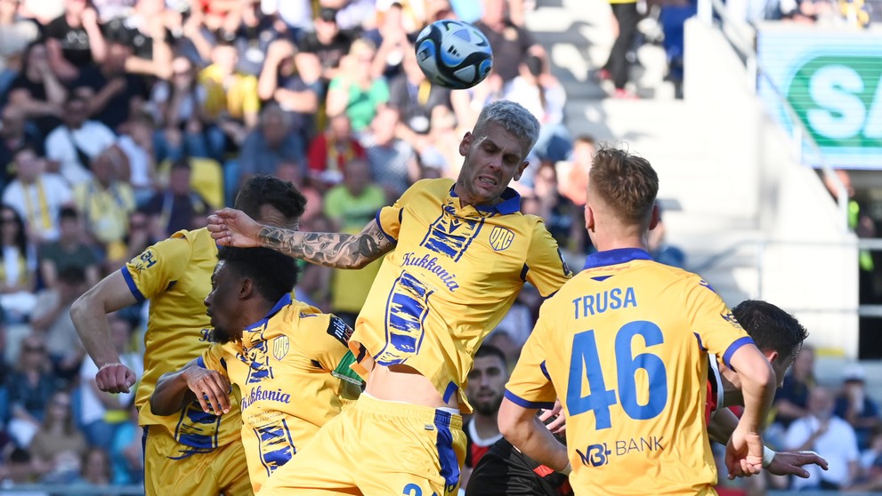 Na snímke zľava hráči DAC Taras Kačaraba, Yhouan Andzouana, Christián Herc,  Matej Trusa a hráč Spartaka Jakub Paur.