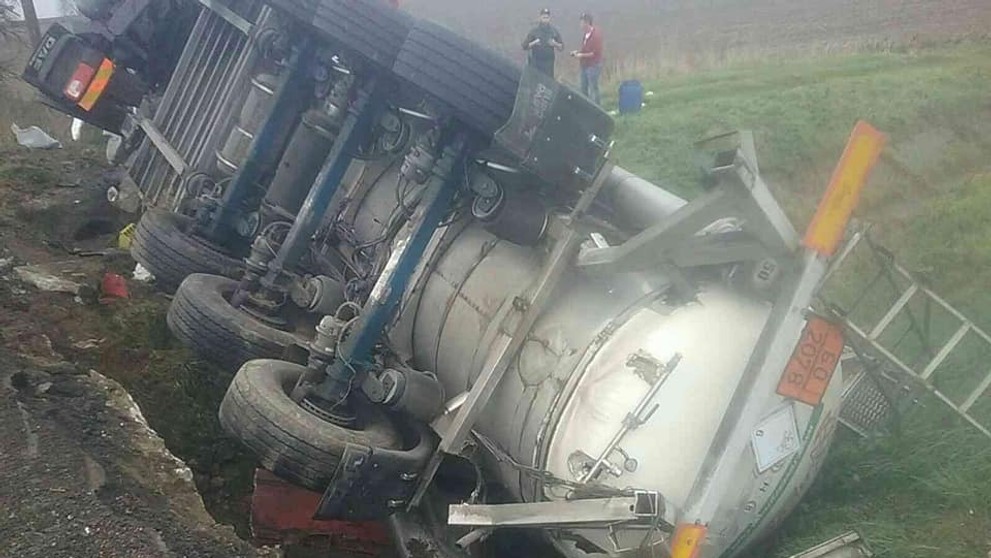 Prevrátený kamión.