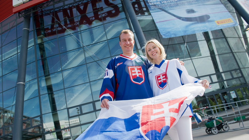 Slovenskí fanúšikovia pred zápasom proti Švédsku.