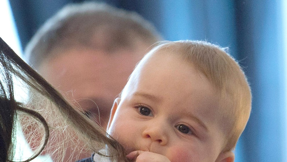 Britský princ George sa hrá s vlasmi Kate 9. apríla 2014.