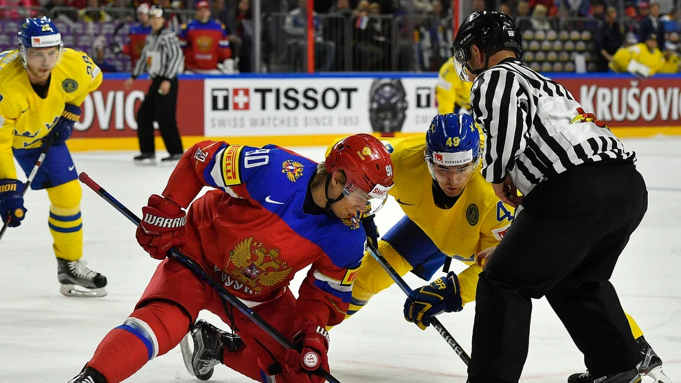 Rus Vladislav Namestnikov (vľavo) v súboji so Švédom Williamom Nylanderom na MS 2017.