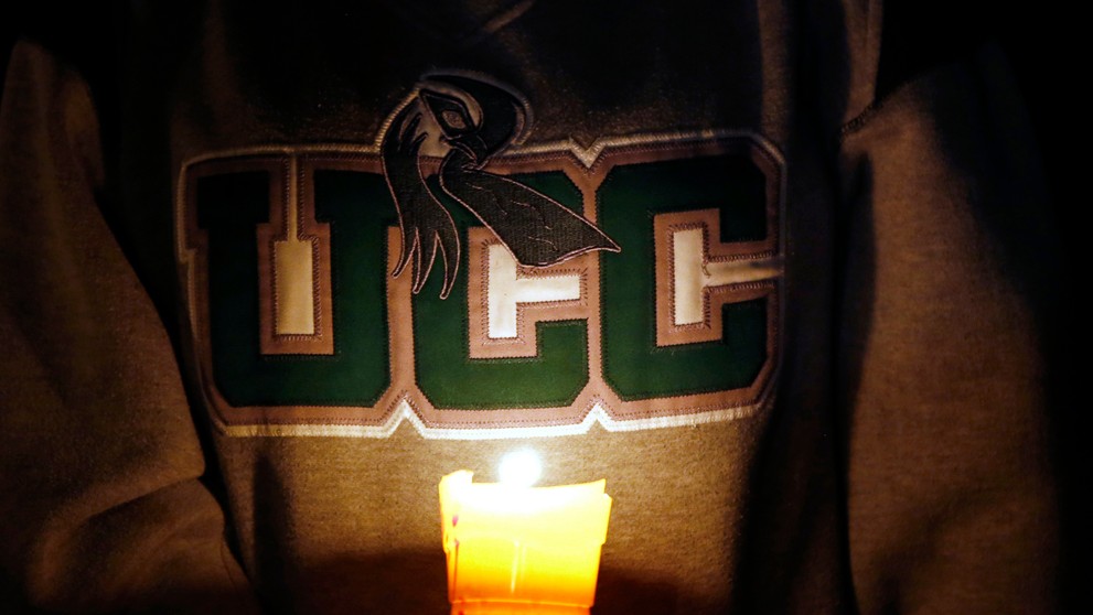 Diana Nicolayová z oregonskej školy Umpqua Community College drží sviečku počas vigílie za obete streľby. 2. októbra