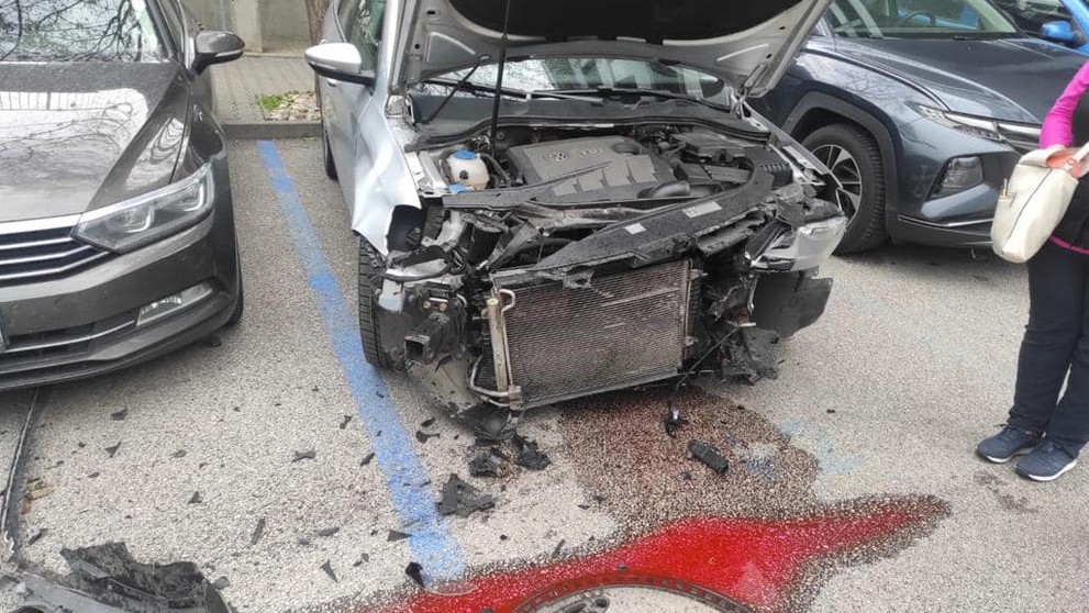 Zdemolované auto na parkovisku v Petržalke.