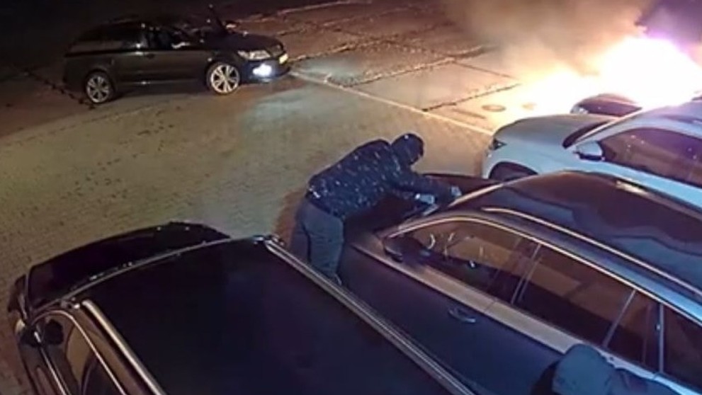 Muži podpálili päť áut pri Žiari nad Hronom.