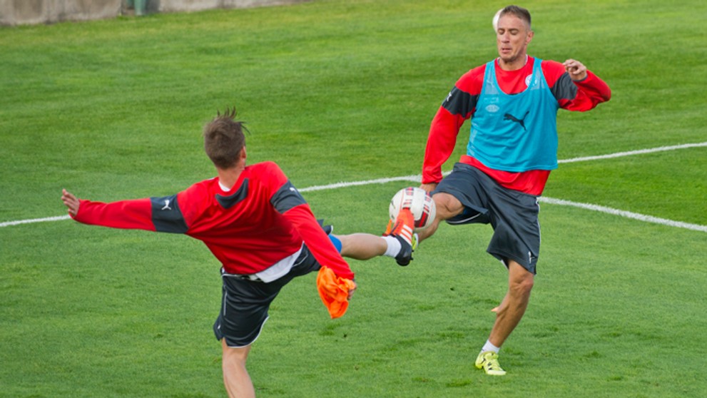 Vpravo reprezentačný obranca Kornel Saláta (ŠK Slovan Bratislava) na zraze pred kvalifikáciou ME 2016.