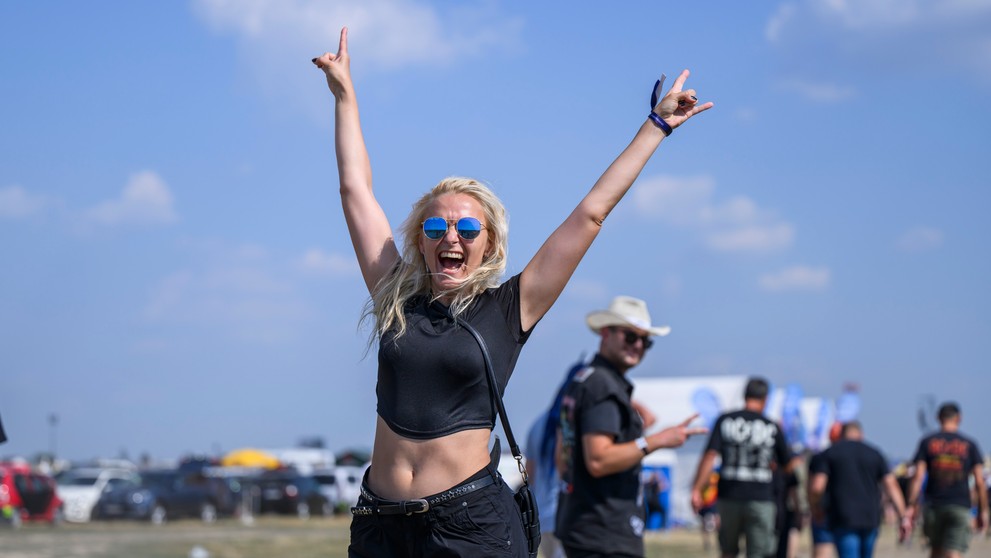 Fanúšikovia počas príchodu na koncert AC/DC.