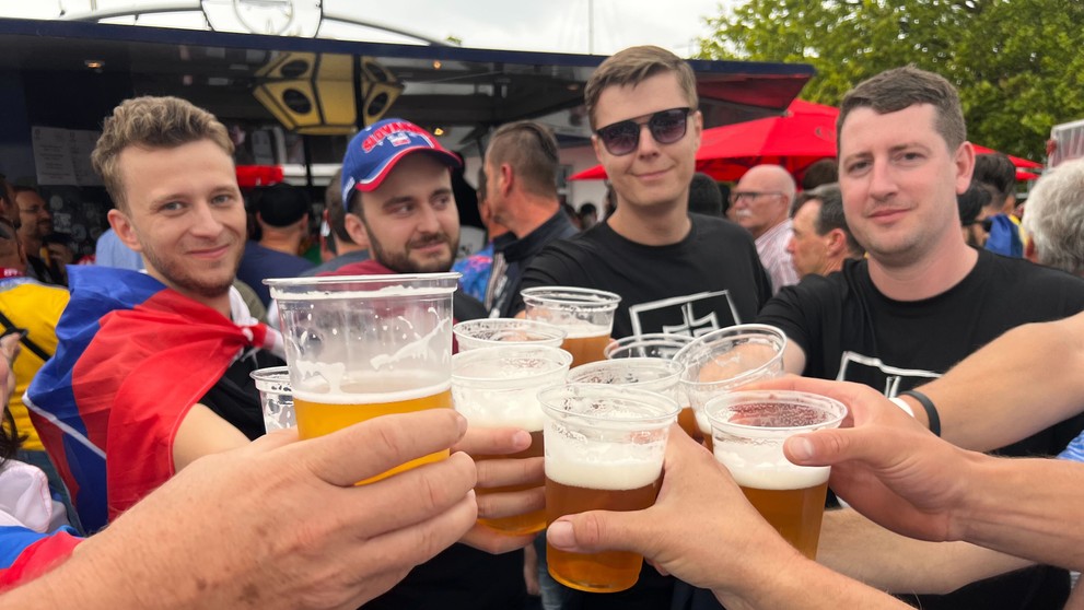 Slovenskí fanúšikovia pred zápasom proti Ukrajine.