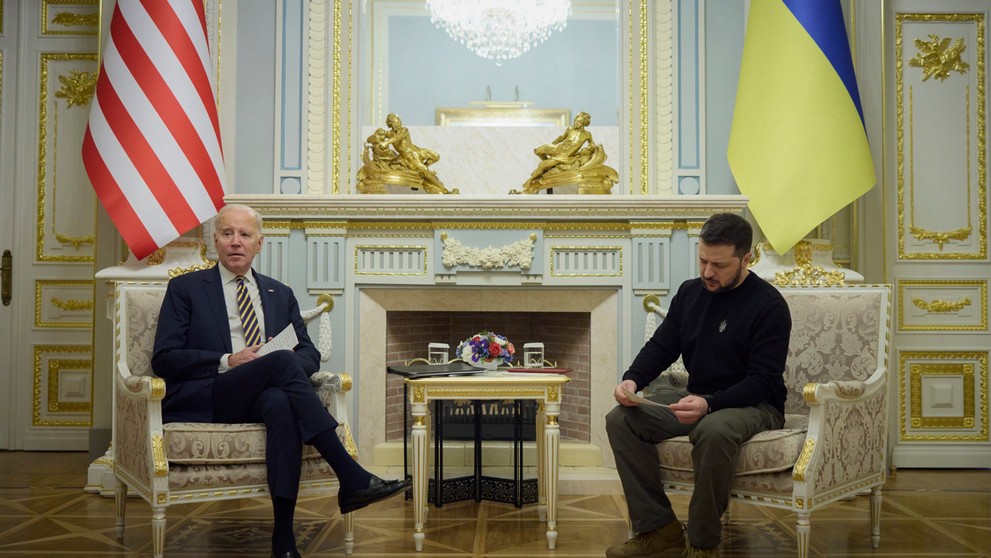 Joe Biden a Volodymyr Zelenskyj počas stzretnutia v Marijinskom paláci.