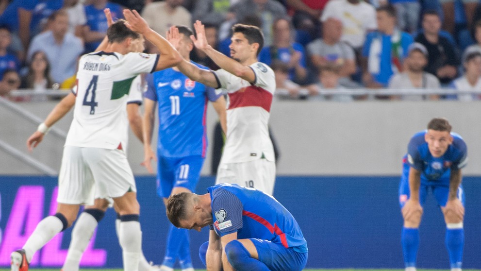 Na snímke v popredí smutný hráč Slovenska Peter Pekarík po prehre 0:1.