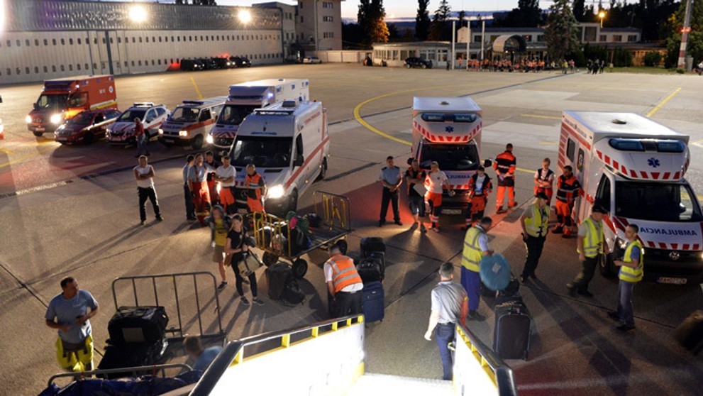 Na zranených ľudí čakali na bratislavskom letisku sanitky.