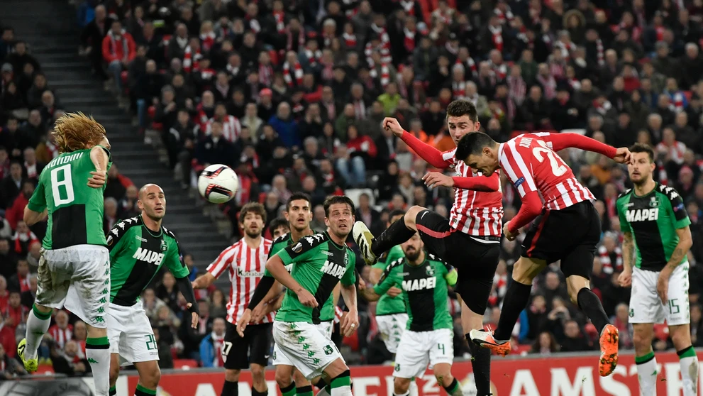 Veterán v drese Bilbaa Aritz Aduriz (vpravo) hlavičkuje v dueli EL proti Sassoulu.