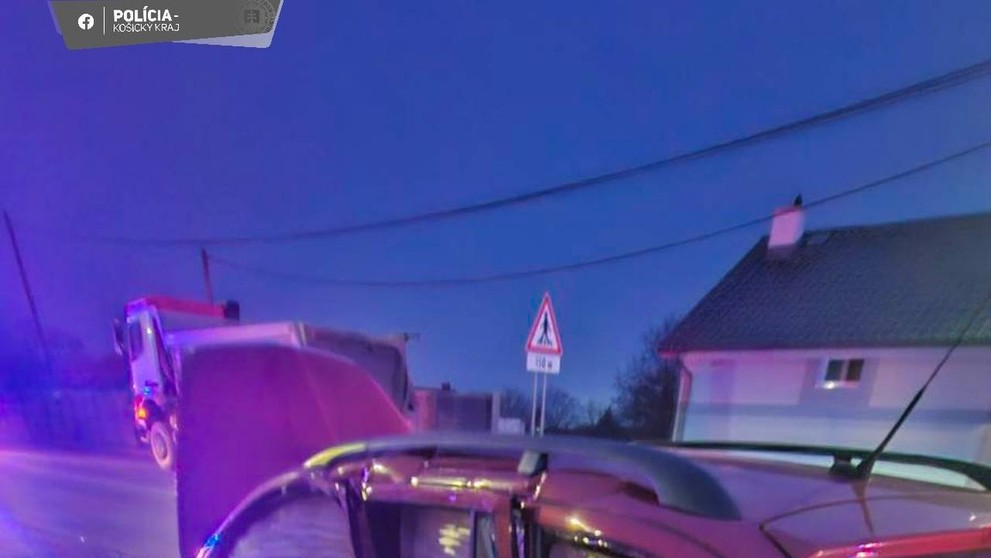 Zrážka osobného a nákladného auta.