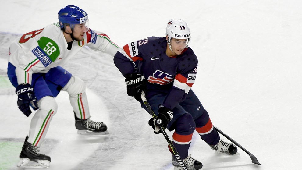 Johnny Gaudreau z USA (vpravo) uniká Talianovi Tommasovi Goiovi v zápase MS 2017.