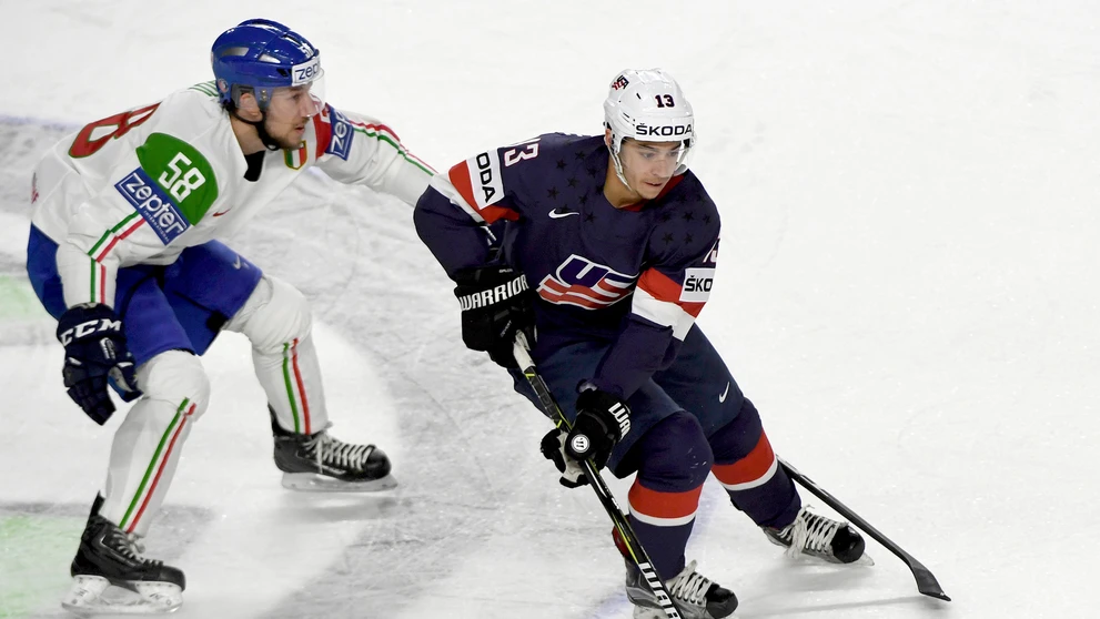 Johnny Gaudreau z USA (vpravo) uniká Talianovi Tommasovi Goiovi v zápase MS 2017.