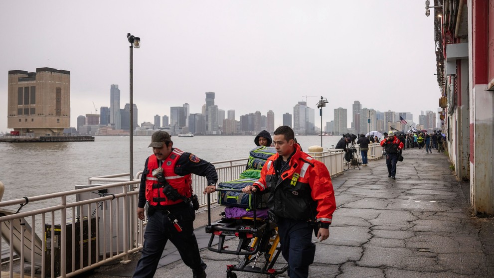 Do rieky Hudson v New Yorku sa zrútil vrtuľník.