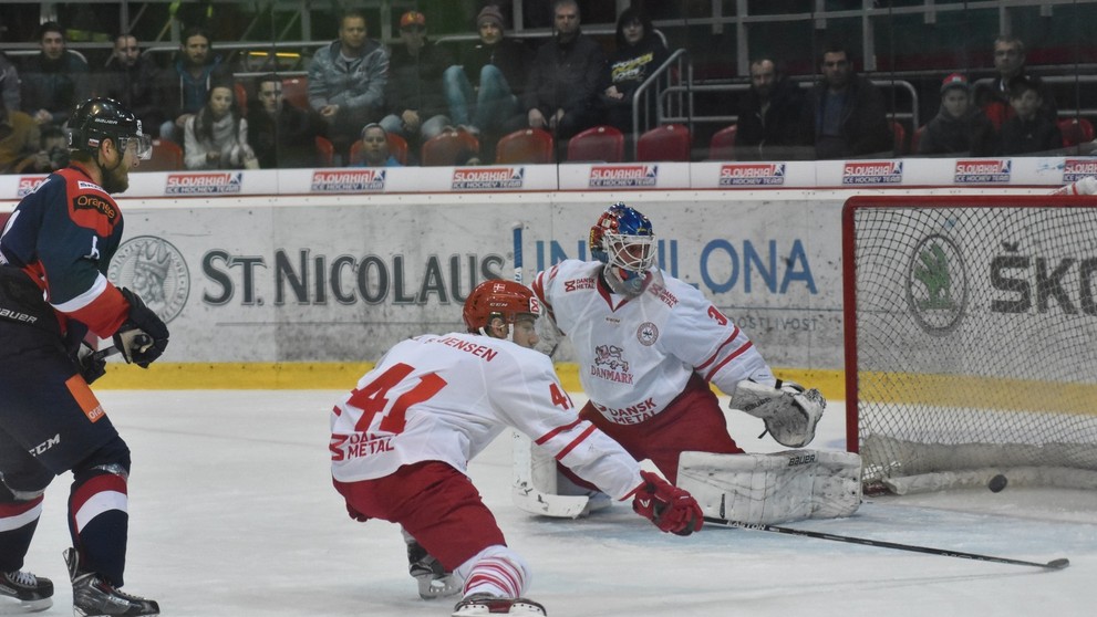 Andrej Meszároš (v tmavom drese) sleduje proti našom treťom góle do siete Dánska v rámci prípravného stretnutia.