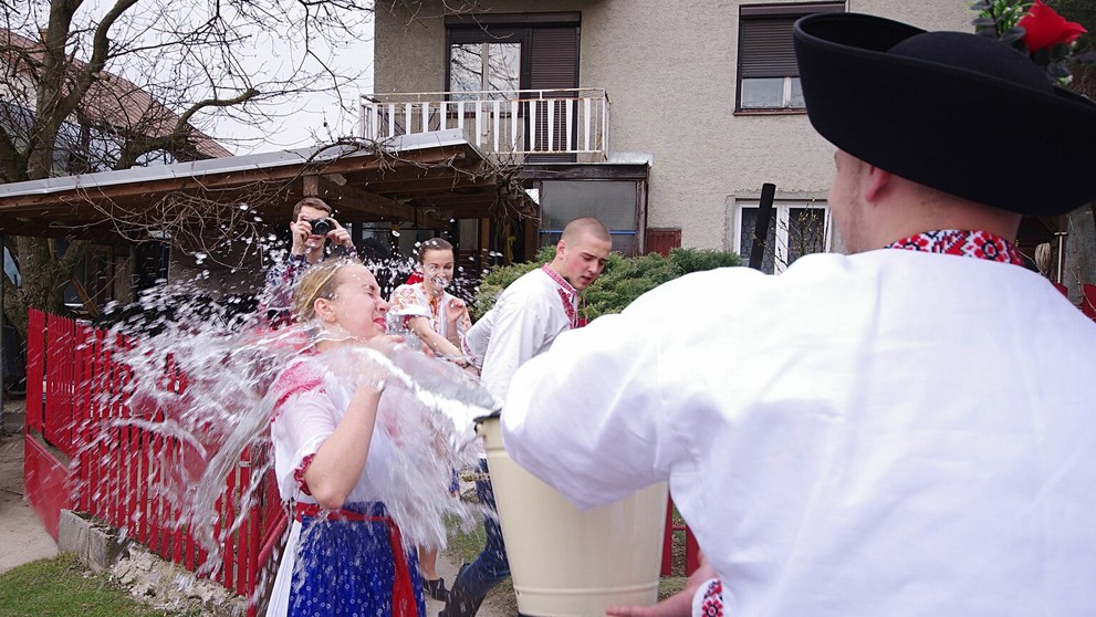 Veľkonočné tradície v obci Prečín v Považskobystrickom okrese sa neobmedzujú iba na Veľkonočný pondelok. O zachovávanie folklórn
