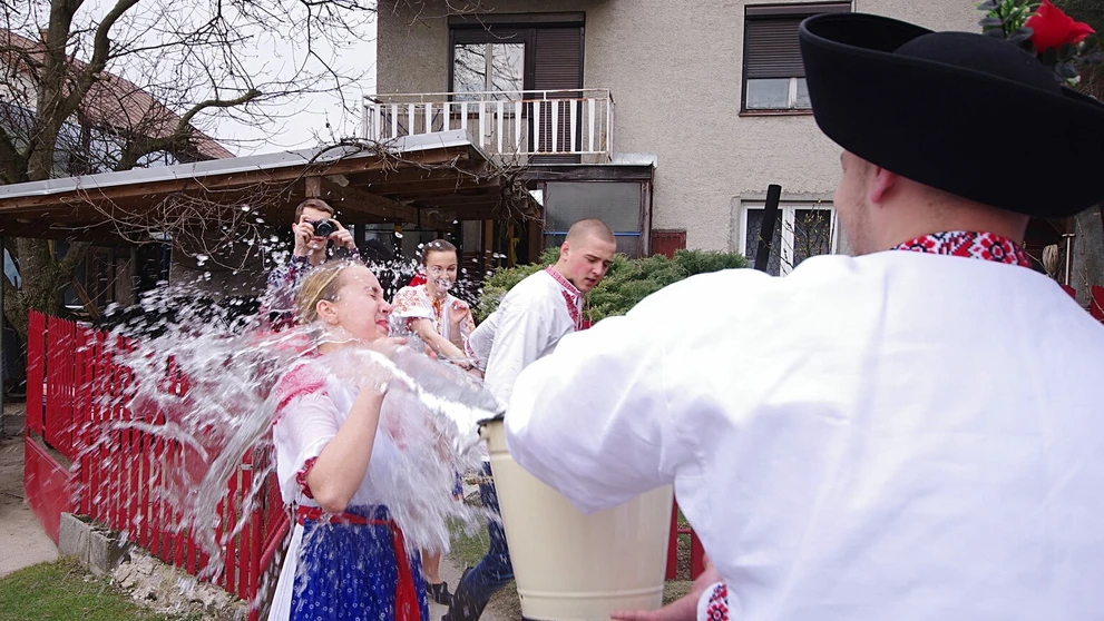 Veľkonočné tradície v obci Prečín v Považskobystrickom okrese sa neobmedzujú iba na Veľkonočný pondelok. O zachovávanie folklórn