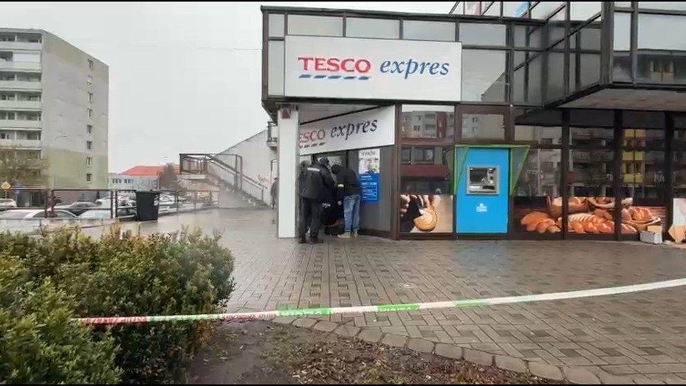 Poškodený bankomat v Malackách.