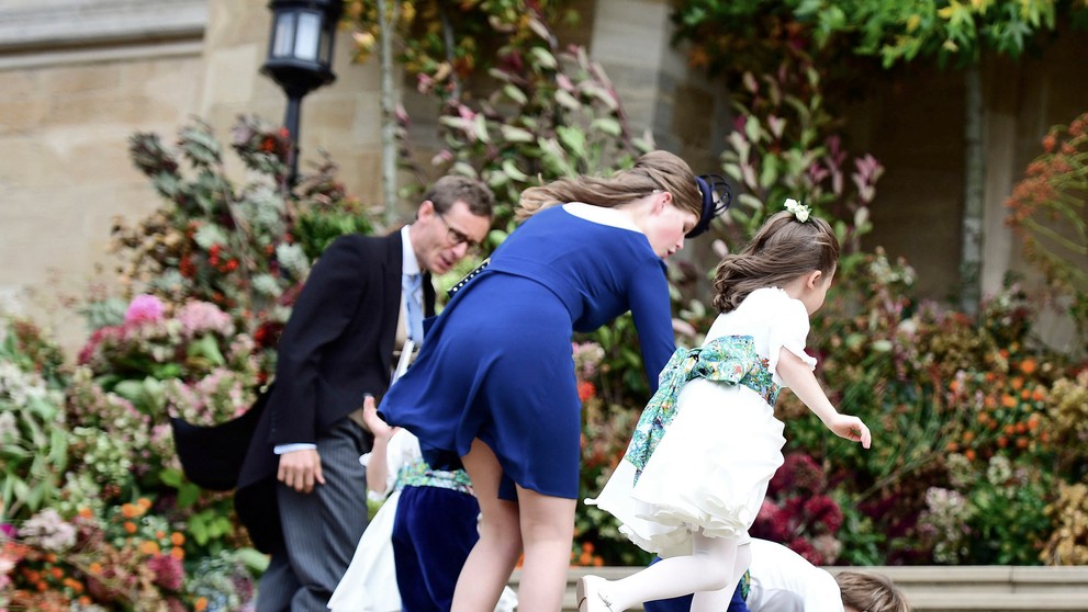 Deti pred vchodom do kaplnky popadali. 