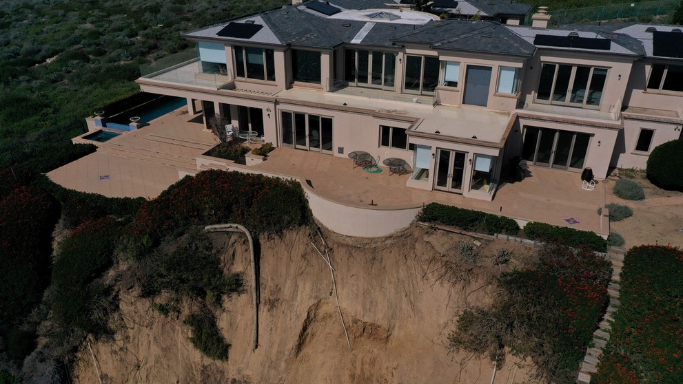 Zosuvmi ohrozené domy na útese v južnej Kalifornii.