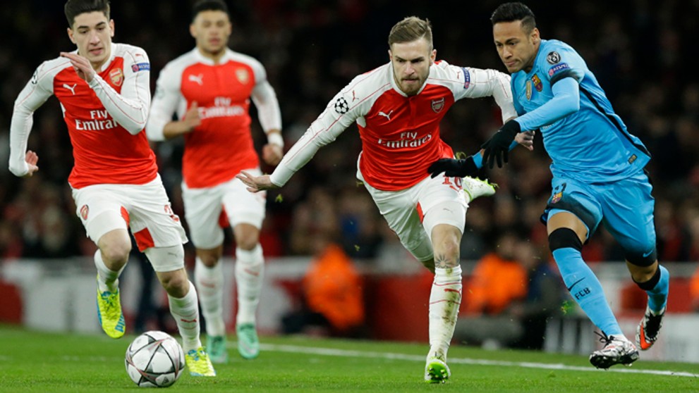 Vľavo Aaron Ramsey (Arsenal) v súboji o loptu s Neymarom (Barcelona).