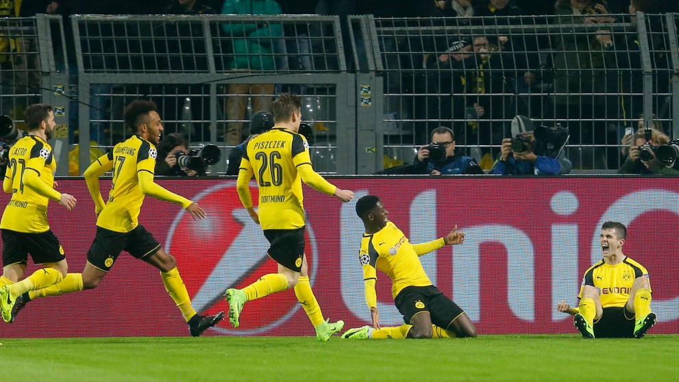 Christian Pulišič (vpravo) jasá so spoluhráčmi z Dortmundu po góle v odvete osemfinále LM proti Benfice.