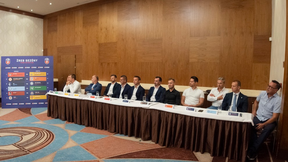 Zástupcovia extraligových hokejových klubov sa zúčastnili žrebu 1. kola jubilejného 30. ročníka slovenskej najvyššej hokejovej súťaže.